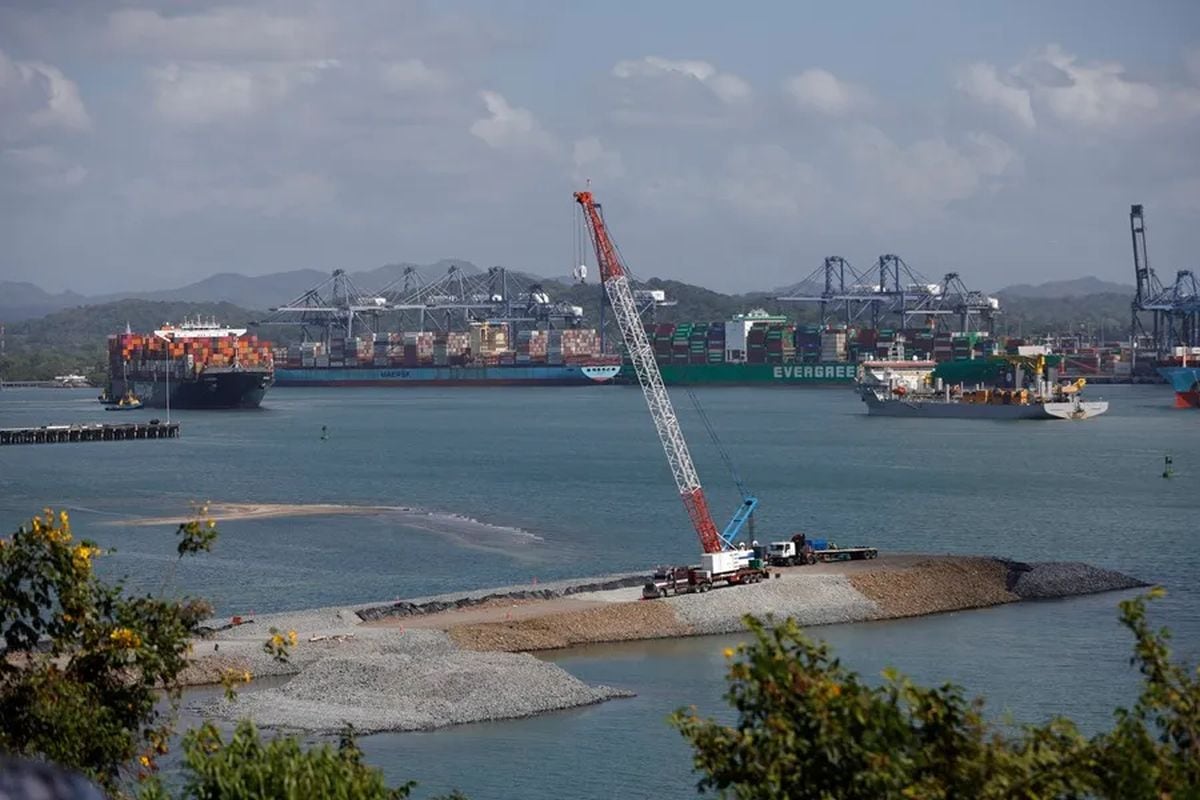 Fotografía de buques portacontenedores en el Canal de Panamá. Foto: EFE/ Bienvenido Velasco