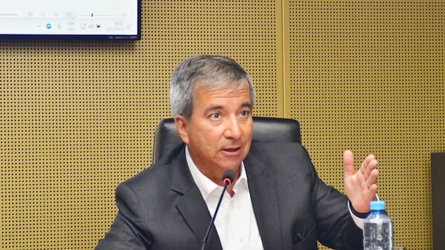 Ministro Raúl Pérez Reyes descarta renunciar al MTC tras falla en aeropuerto