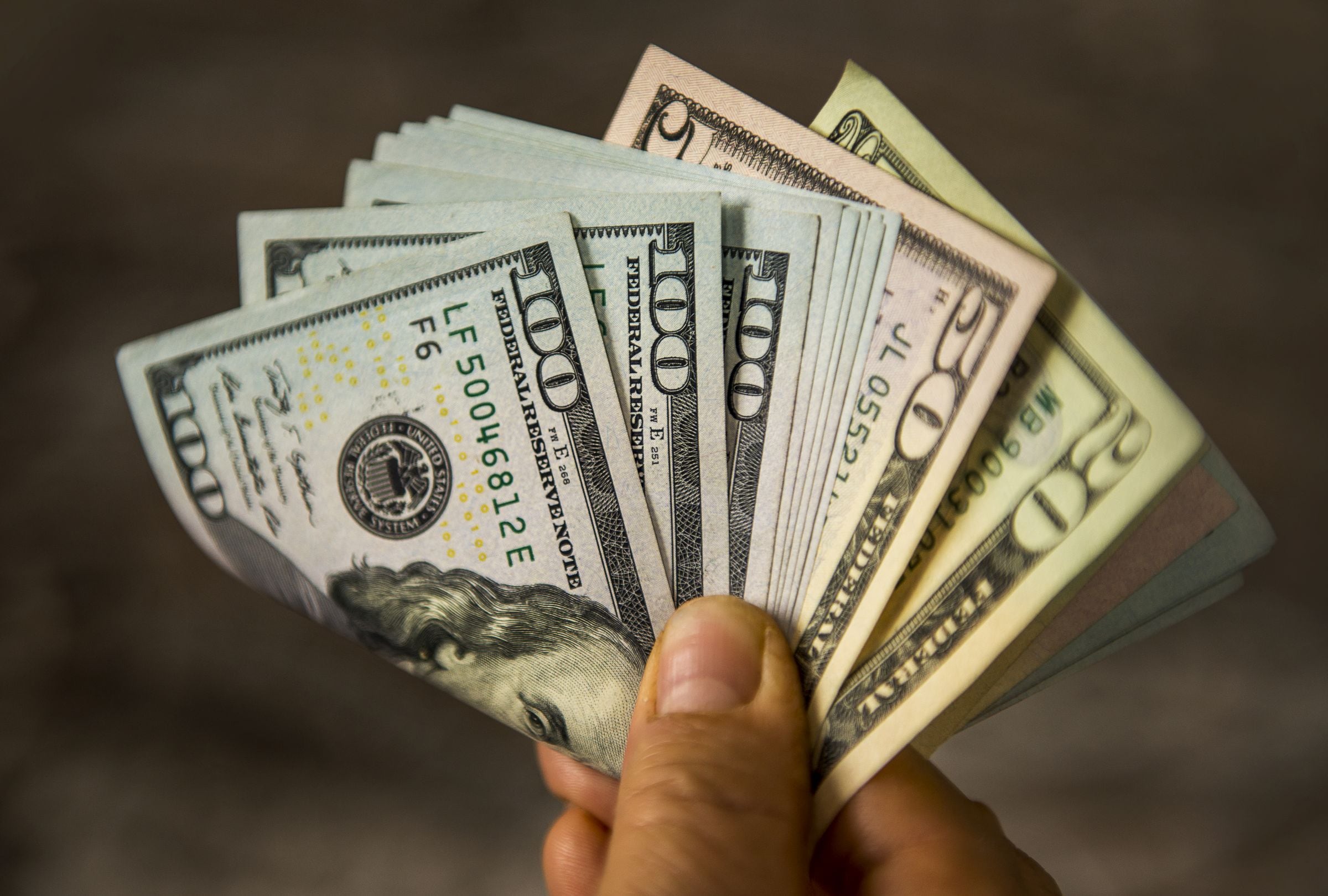 Dólar se desinfla: borra ganancias que acumulaba frente al sol en 2026, ¿hora de vender?