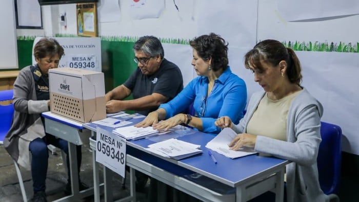 Ciudadanos cumplen con su deber cívico ejerciendo como miembros de mesa durante los comicios de la segunda vuelta electoral.