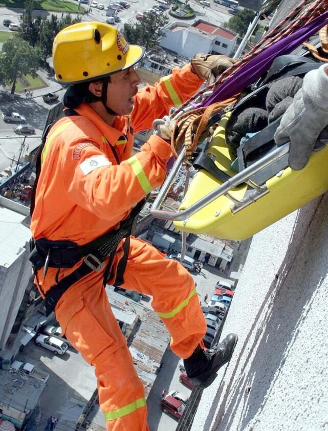 Un rescatista, en un simulacro, ayudando a las personas luego de un terremoto (Foto referencial: AFP)