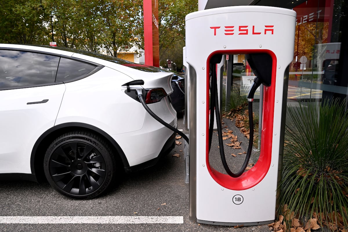 “Los fabricantes se dejaron llevar por la euforia de los VE debido a las valoraciones que obtenía Tesla, pero no atrajeron a los clientes”, declaró el analista de Bernstein, Stephen Reitman. (Photo by William WEST / AFP)