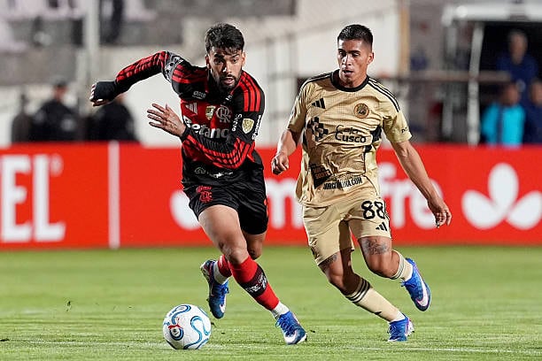 Los partidos frente a rivales como Flamengo se convirtieron, según el club, en algunos de los de mayor convocatoria reciente y reforzaron su apuesta por el turismo deportivo como fuente de ingresos. Este año, Cusco jugó directamente en la fase de grupos. (Foto: Getty Images)