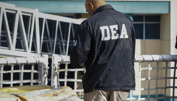 La DEA tiene en la mira al capo mexicano Chuy González. Aquí un oficial de la DEA se encuentra junto a paquetes de marihuana y cocaína durante una descarga en Port Everglades, en Fort Lauderdale, Florida, el 22 de noviembre de 2021 (Foto: Eva Marie Uzcategui / AFP)