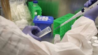 Protección antiCOVID cae considerablemente seis meses después de la vacuna, señala estudio británico