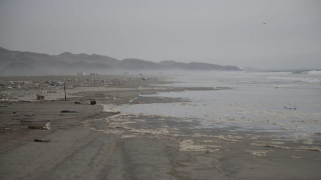 Cierran playas de La Punta en el Callao por manchas de petróleo en el mar