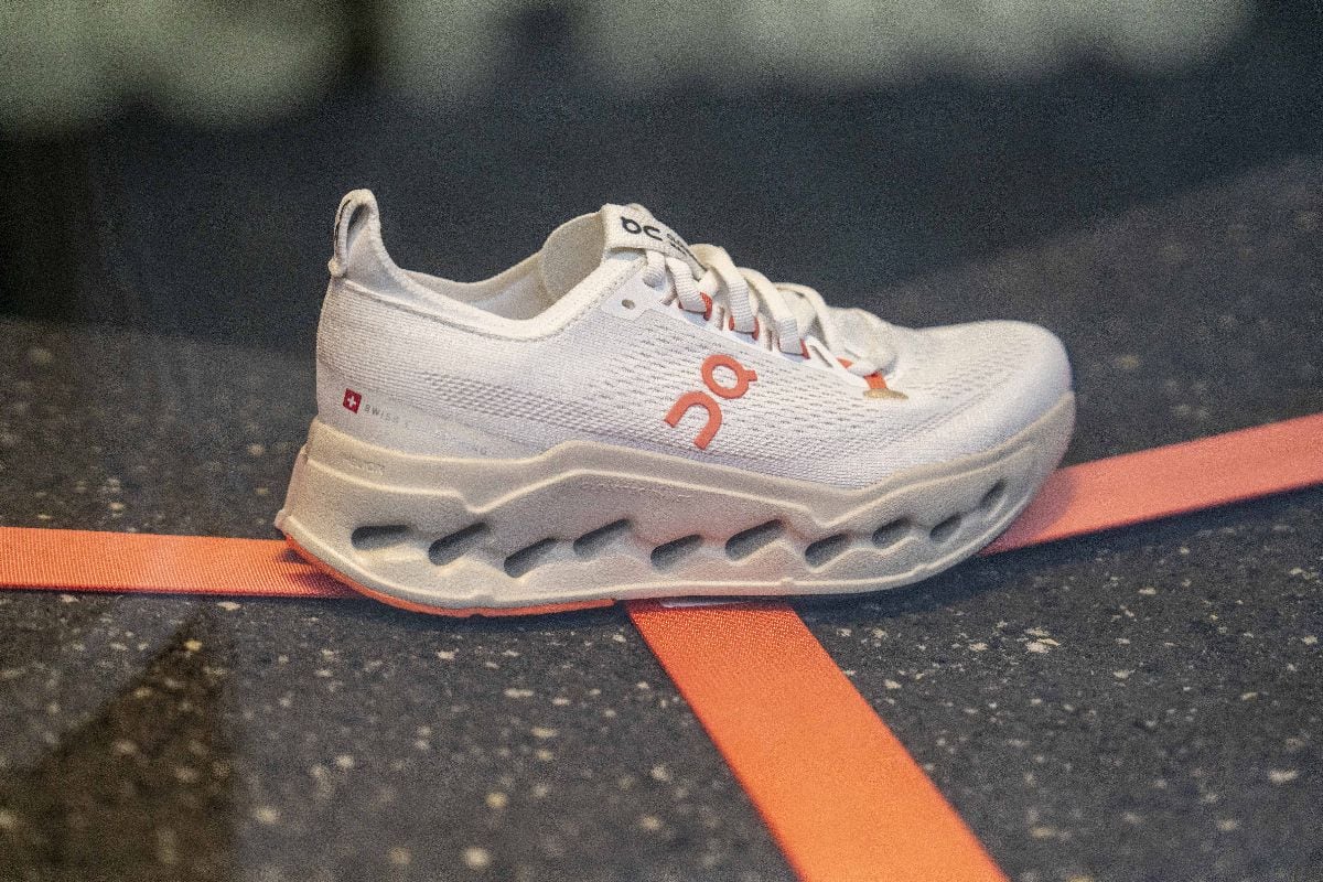Una zapatilla de correr de On Holding AG exhibida en el escaparate de una tienda minorista en Shanghái.