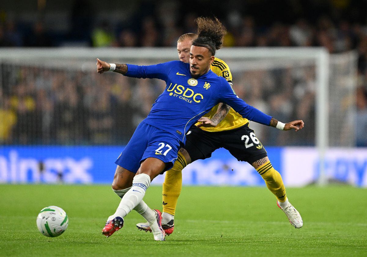 Malo Gusto, del Chelsea, disputa el balón con Melvin Bard, del Leeds United, durante un partido en Londres el 9 de septiembre. Fotógrafo: Mike Hewitt/Getty Images.