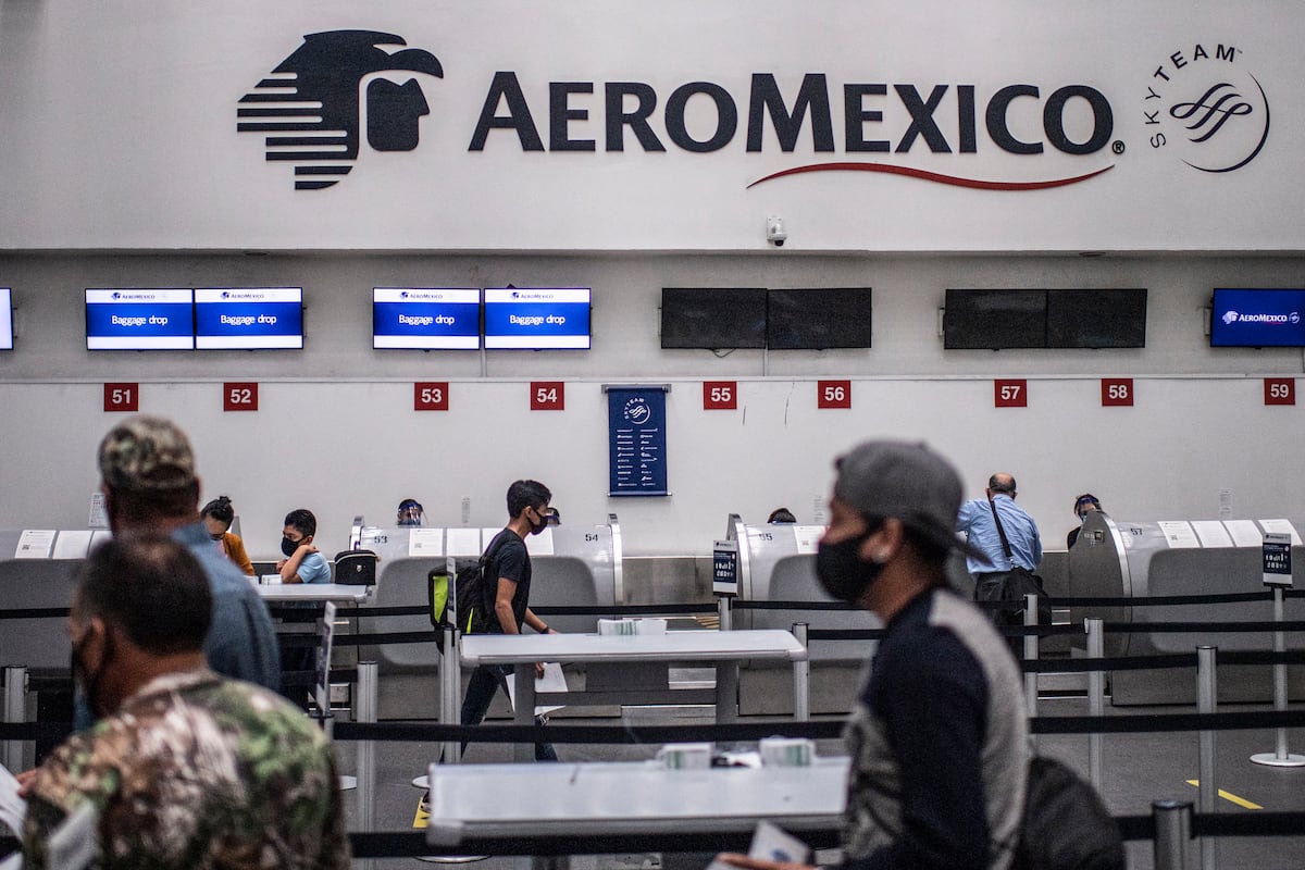Los concesionarios de 34 aeropuertos privados del país reducirán 10% la tarifa de uso de aeropuerto para los viajeros.. (Photo by PEDRO PARDO / AFP)