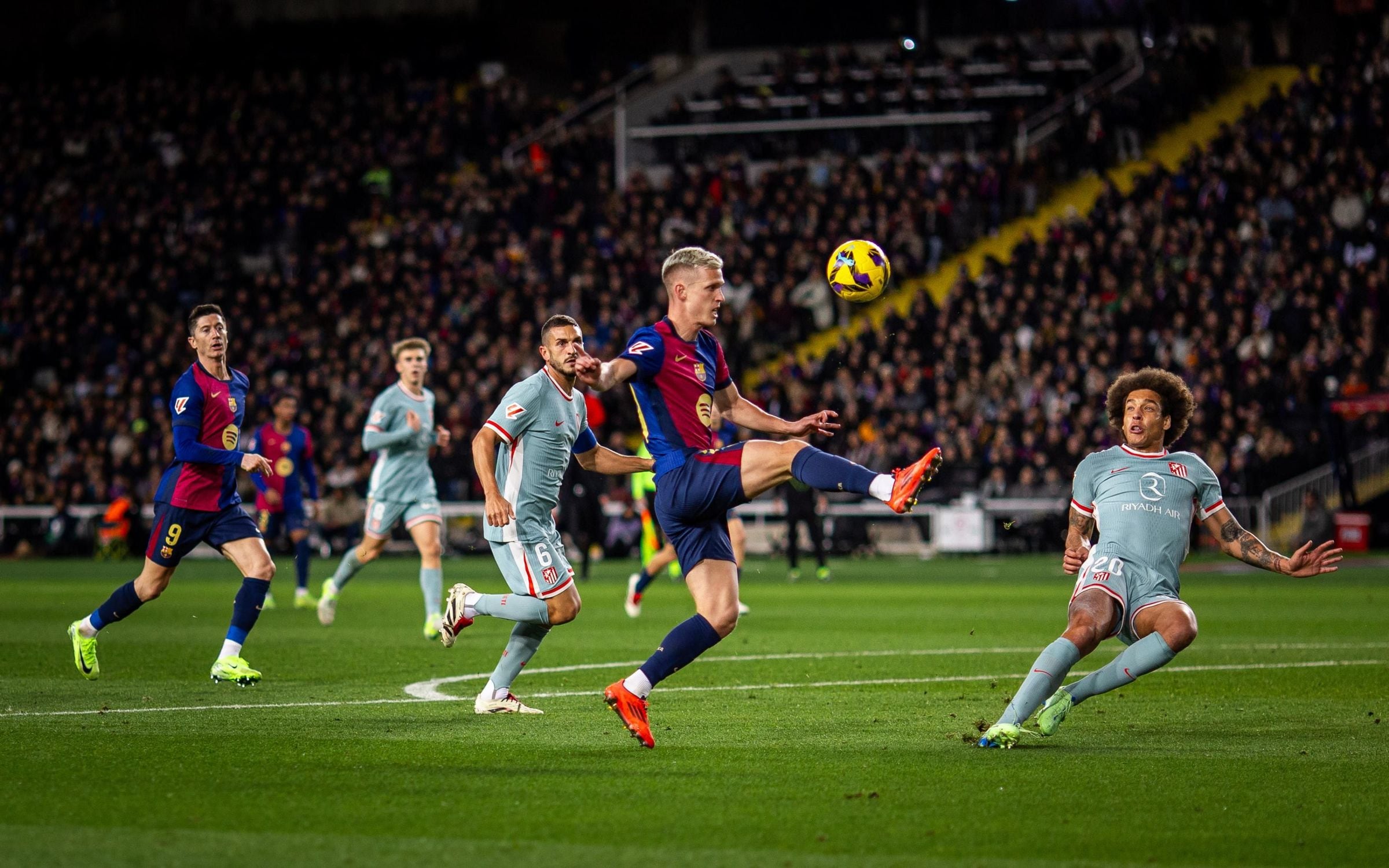 Dani Olmo en una jugada de peligro en el área colchonera durante el partido en el que Atlético de Madrid se impuso 1-2 al Barça en Montjuïc en diciembre de 2024 por La Liga. | Crédito: fcbarcelona.es