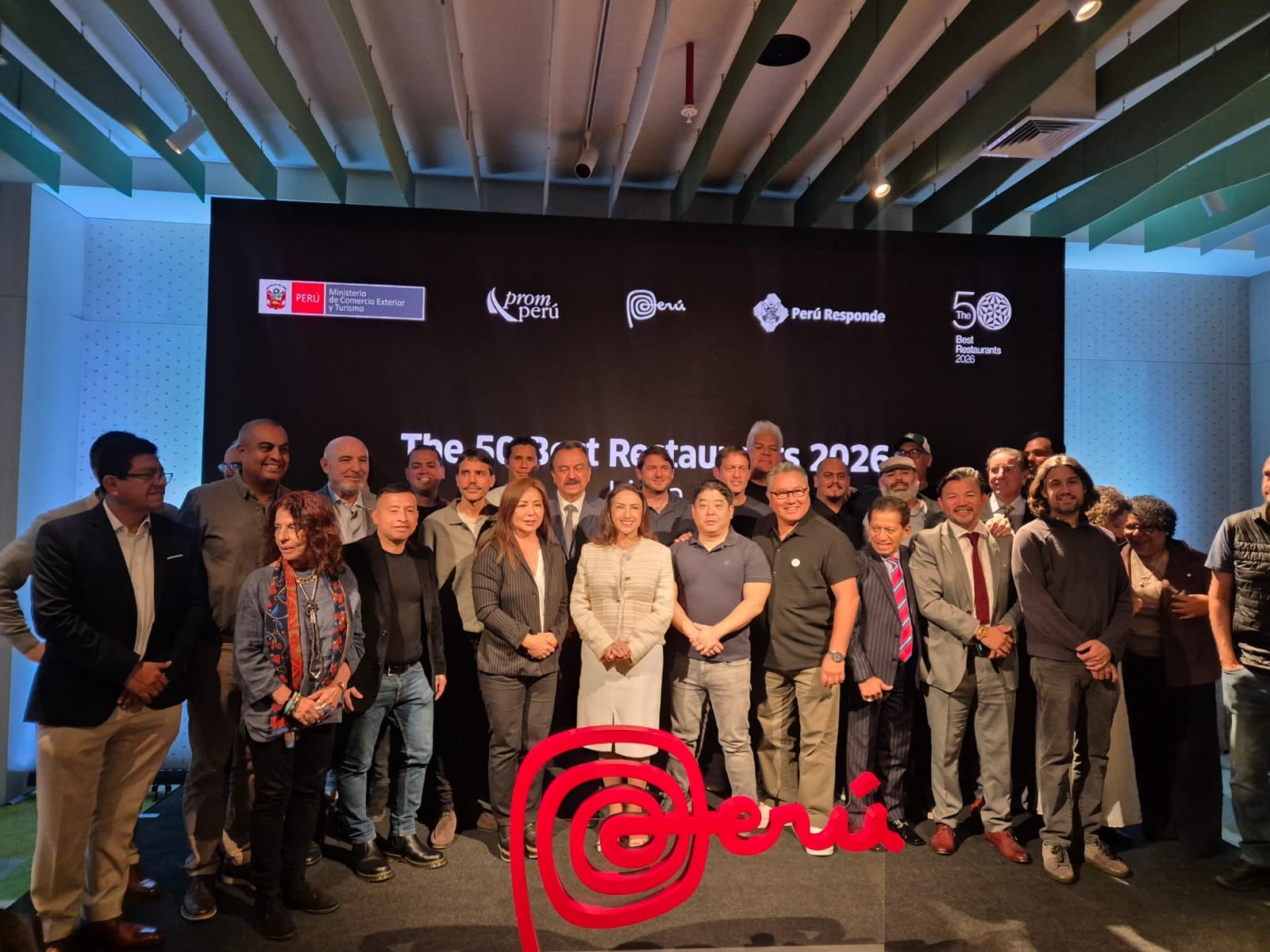 La presentación estuvo a cargo de la presidenta ejecutiva de PROMPERÚ, Teresa Mera Gómez. También participaron los chefs Virgilio Martínez y Mitsuharu “Micha” Tsumura, y representantes de la industria de alimentos y bebidas. Rikki Tidball, directora general de eventos de The 50 Best, participó mediante un video.
