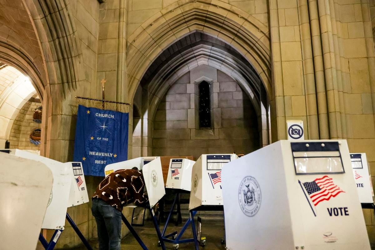 Votantes emiten sus votos en un lugar de votación en la Iglesia del Descanso Celestial el día de las elecciones en Nueva York, EE. UU., el 5 de noviembre de 2024. (Foto: EFE/EPA/Sarah Yenesel)