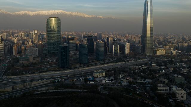 En Chile, el fantasma de una rebaja crediticia seguirá penando en 2024