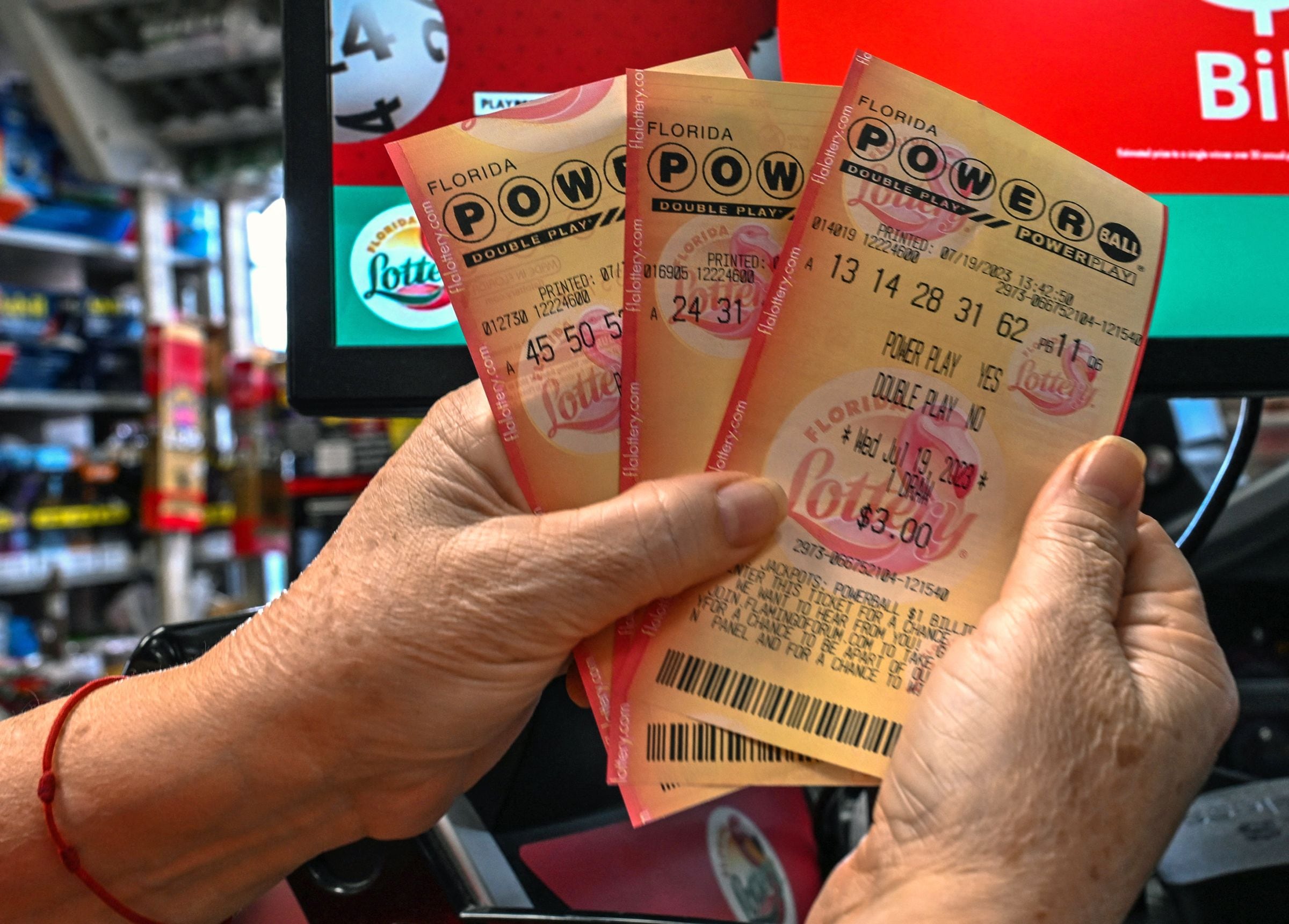 Por lo general, los participantes del Powerball pueden reclamar un premio de hasta $600 en cualquier lotería autorizada de la jurisdicción donde compraron el boleto. (Foto: GIORGIO VIERA / AFP)