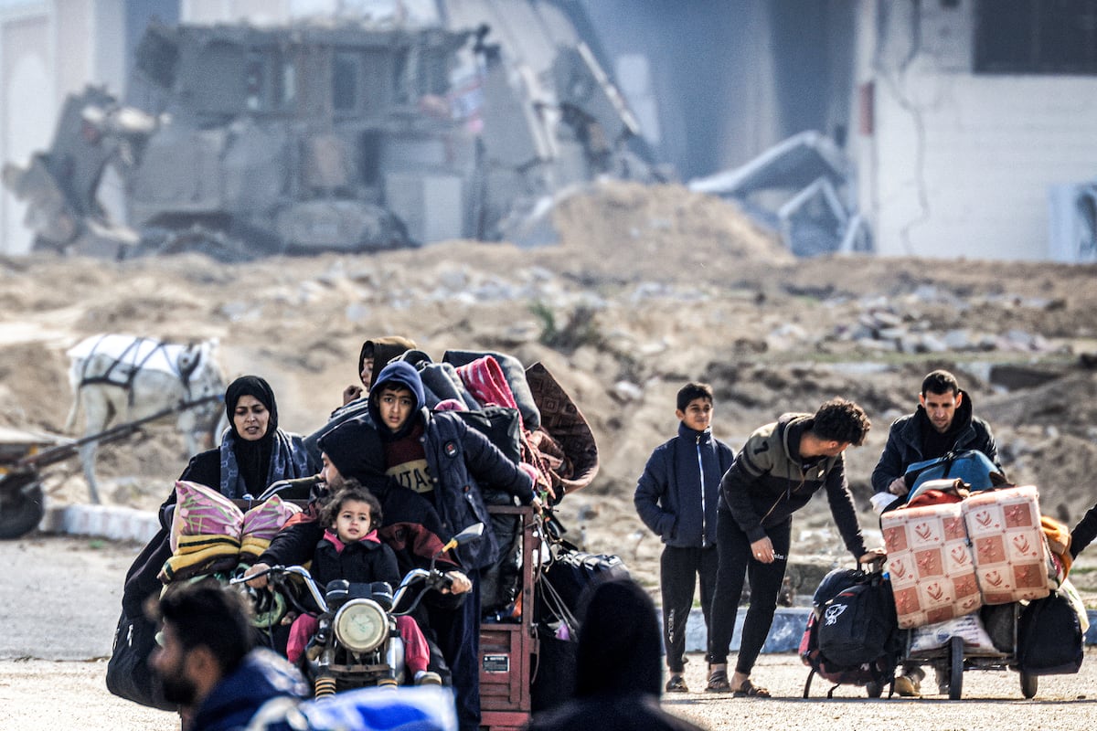 Los palestinos desplazados huyen de Khan Yunis, en el sur de la Franja de Gaza, el 30 de enero de 2024, en medio del conflicto en curso entre Israel y el grupo militante palestino Hamás. (Foto de Mahmud Hams / AFP)