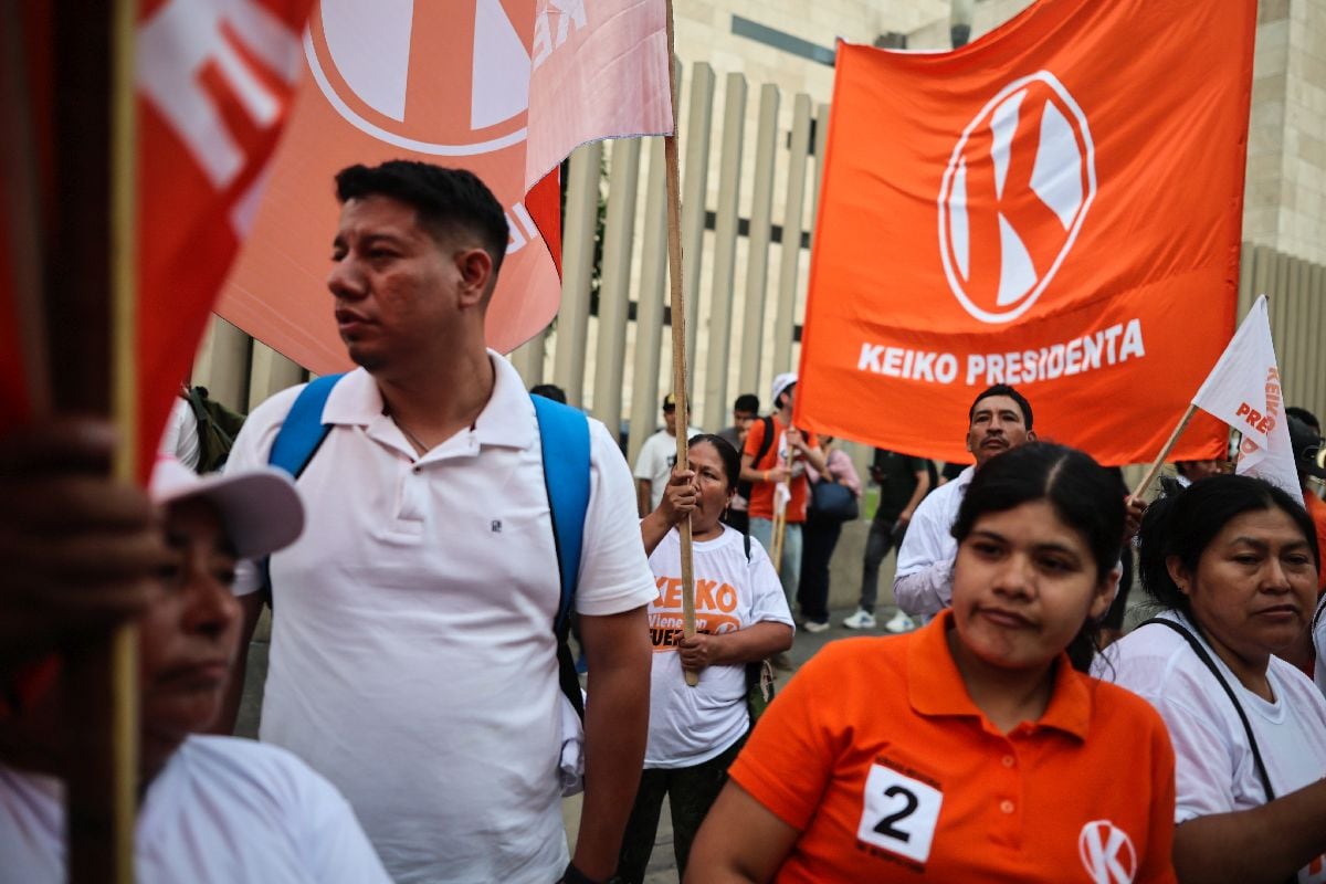 Simpatizantes de Fujimori afuera del Centro de Convenciones de Lima durante un debate el 31 de marzo.