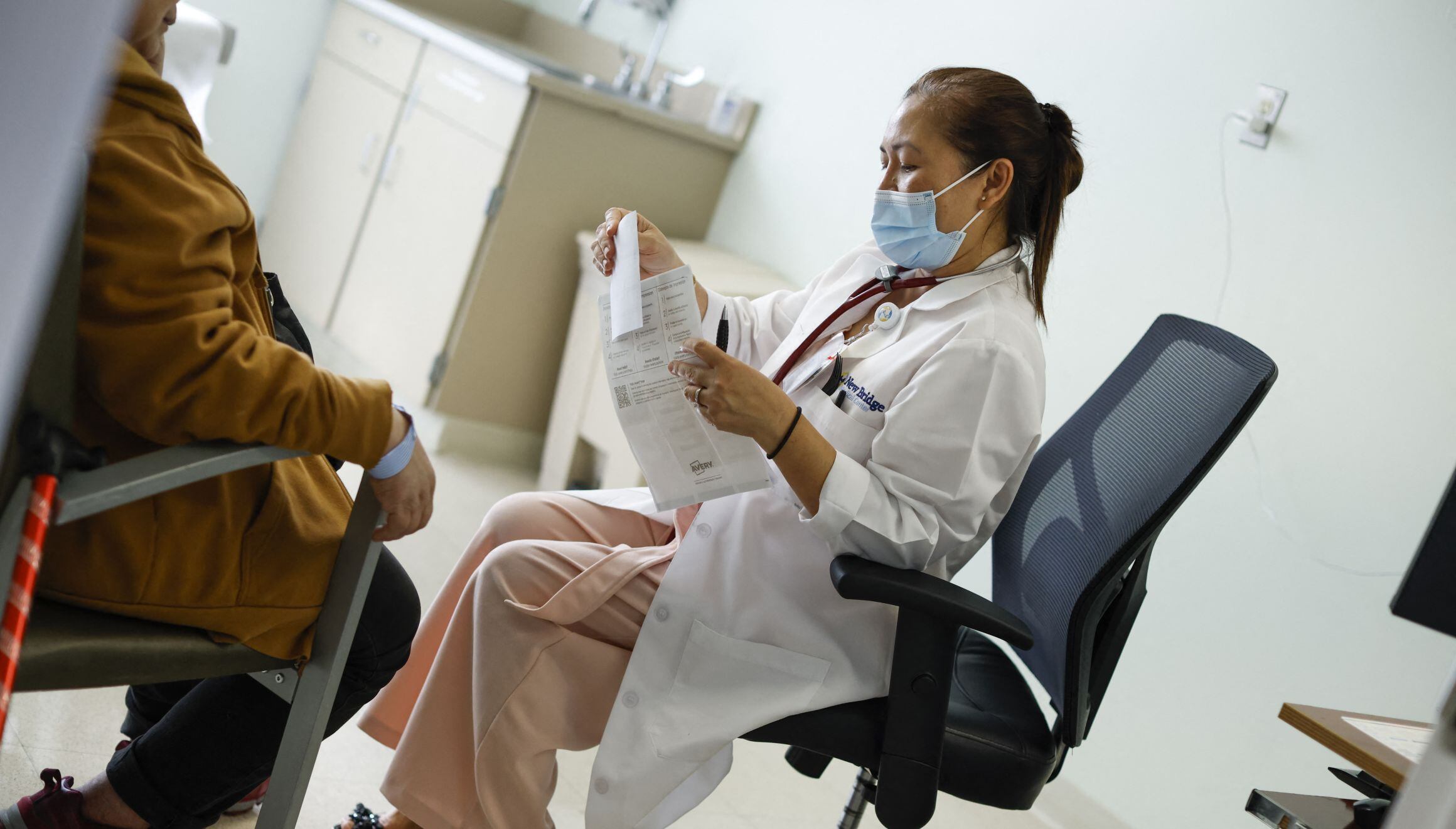 Desde el 1 de noviembre, cada vez que asistan a un hospital, las personas extranjeras deben informar su estado migratorio (Foto: AFP)