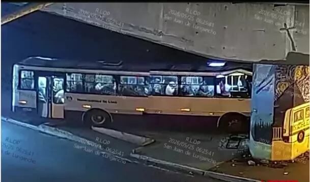 El impacto quedó registrado por las cámaras de seguridad del distrito. (Foto: Captura América Noticias)