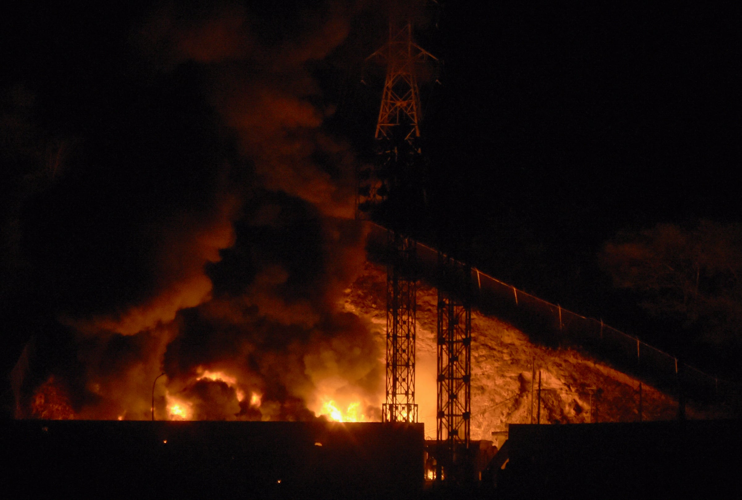 CARACAS (VENEZUELA), 03/01/2026.- Detonaciones y explosiones en Caracas marcan un nuevo pico de tensión entre Venezuela y Estados Unidos, luego de que Washington atacara un muelle donde supuestamente se almacenaban cargamentos de droga. FOTO DE LUIS JAIMES PARA AFP