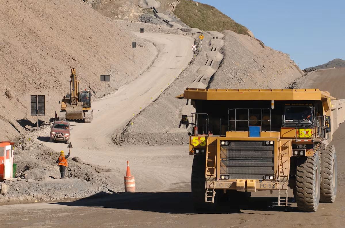 El empleo local se consolida como un factor clave en la sostenibilidad minera, aunque aún enfrenta brechas de capacitación y competencia con la informalidad. Foto: Andina.