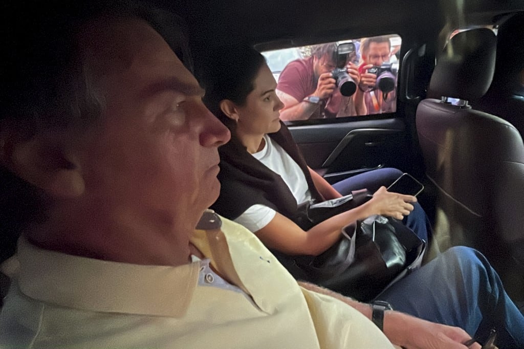 El expresidente brasileño Jair Bolsonaro, acompañado de su esposa Michele, sale del Hospital DF Star en Brasilia el 17 de septiembre de 2025. (Foto de Julia Maretto / AFP)