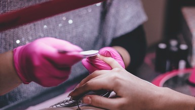 Pide una cita en un salón de manicura de Oregón y no puede creer la respuesta que recibe