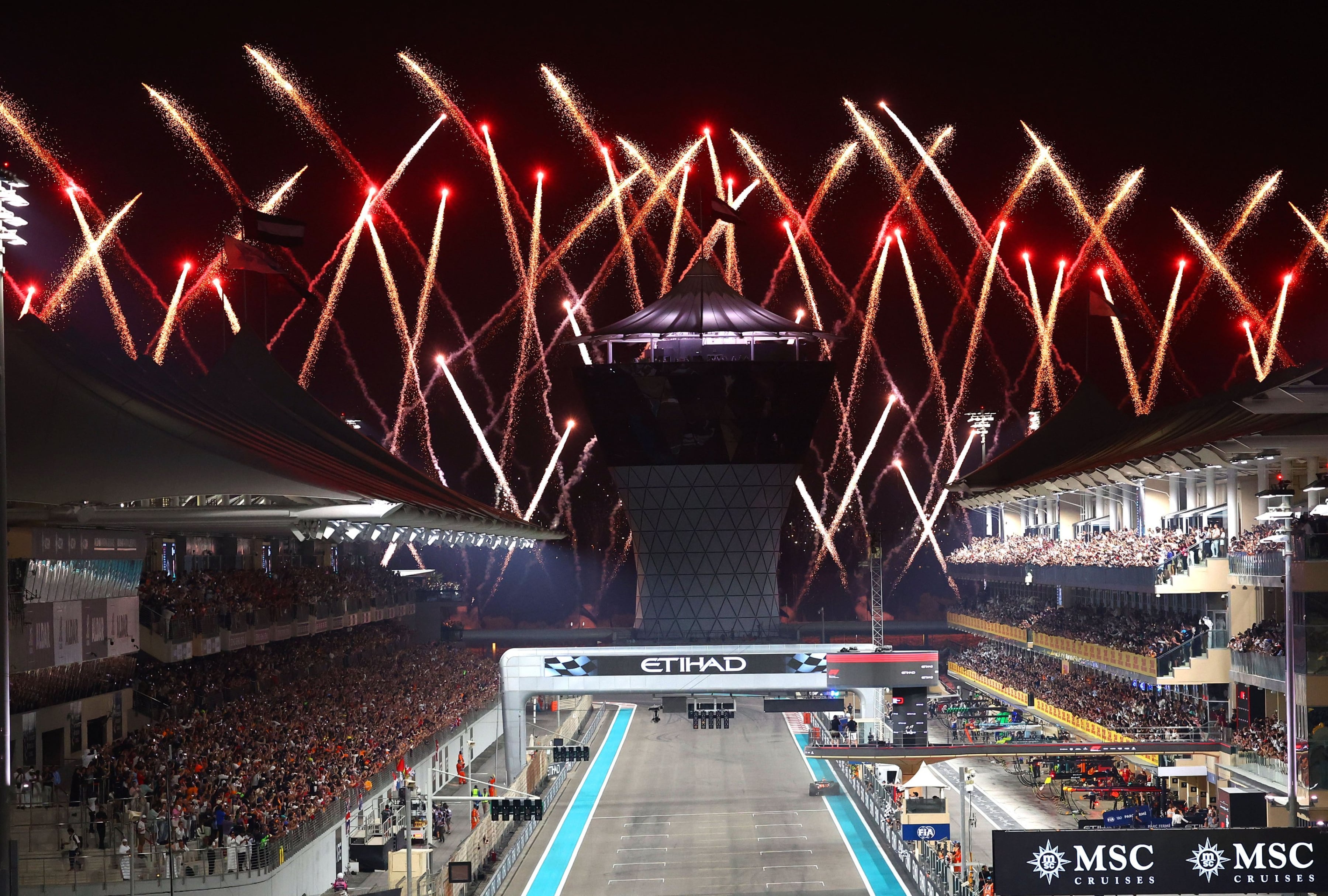 ¿Quién será el campeón de F1 el domingo en Abu Dabi? Por un lado están los aspirantes Lando Norris y Oscar Piastri y por el otro el campeón defensor Max Verstappen, a priori en inferioridad con respecto a los dos McLaren, pero que llega a la última carrera con ventaja psicológica. | Crédito: @F1 / X