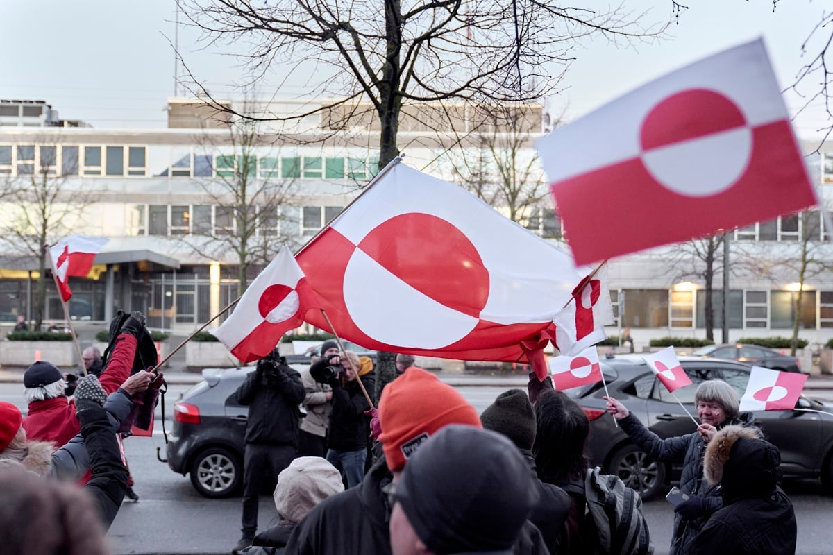 La gente participa en una manifestación bajo el lema "Groenlandia es para los groenlandeses" frente a la embajada de Estados Unidos en Copenhague, Dinamarca, el 14 de enero de 2026. (EFE/EPA/Thomas Traasdahl)