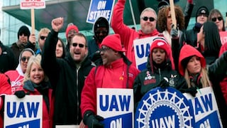 Sindicato automotor de Estados Unidos inicia huelga con respaldo de Joe Biden