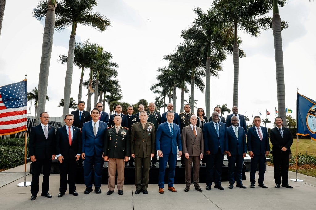 El subjefe de Personal de la Casa Blanca para Política, Stephen Miller (5º D), el secretario de Guerra de EE.UU., Pete Hegseth (C), y el general del Ejército de EE.UU. Francis Donovan (5º I), comandante del Comando Sur de EE.UU. (SOUTHCOM), posan para una foto con líderes durante la Conferencia inaugural de "América contra los carteles" en la sede de SOUTHCOM en Doral, Florida, el 5 de marzo de 2026. Líderes de defensa y seguridad de todo el Caribe, Centroamérica y Sudamérica se reunieron en la conferencia para fortalecer la cooperación regional en la lucha contra organizaciones criminales transnacionales y el tráfico de narcóticos en el Hemisferio Occidental. (Foto de Eva Marie UZCATEGUI / AFP)
