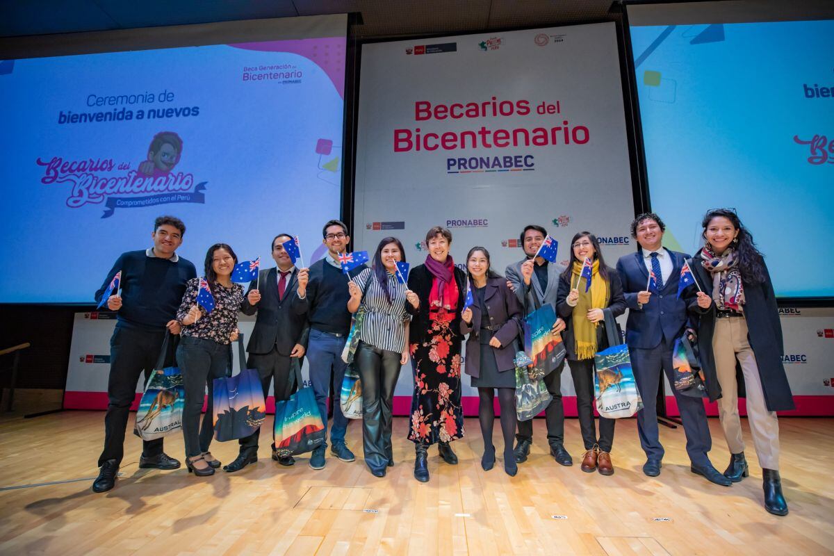 Embajadora de Australia en Perú, Maree Ringland, junto con los ganadores de la beca de Pronabec. Foto: Embajada de Australia en Lima