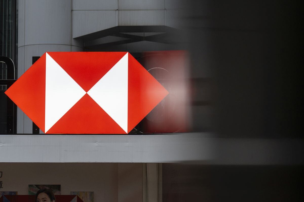 Logotipo de HSBC afuera del edificio de la sede de HSBC Holdings Plc en Hong Kong, China, el viernes 26 de julio de 2024. Foto: Bloomberg