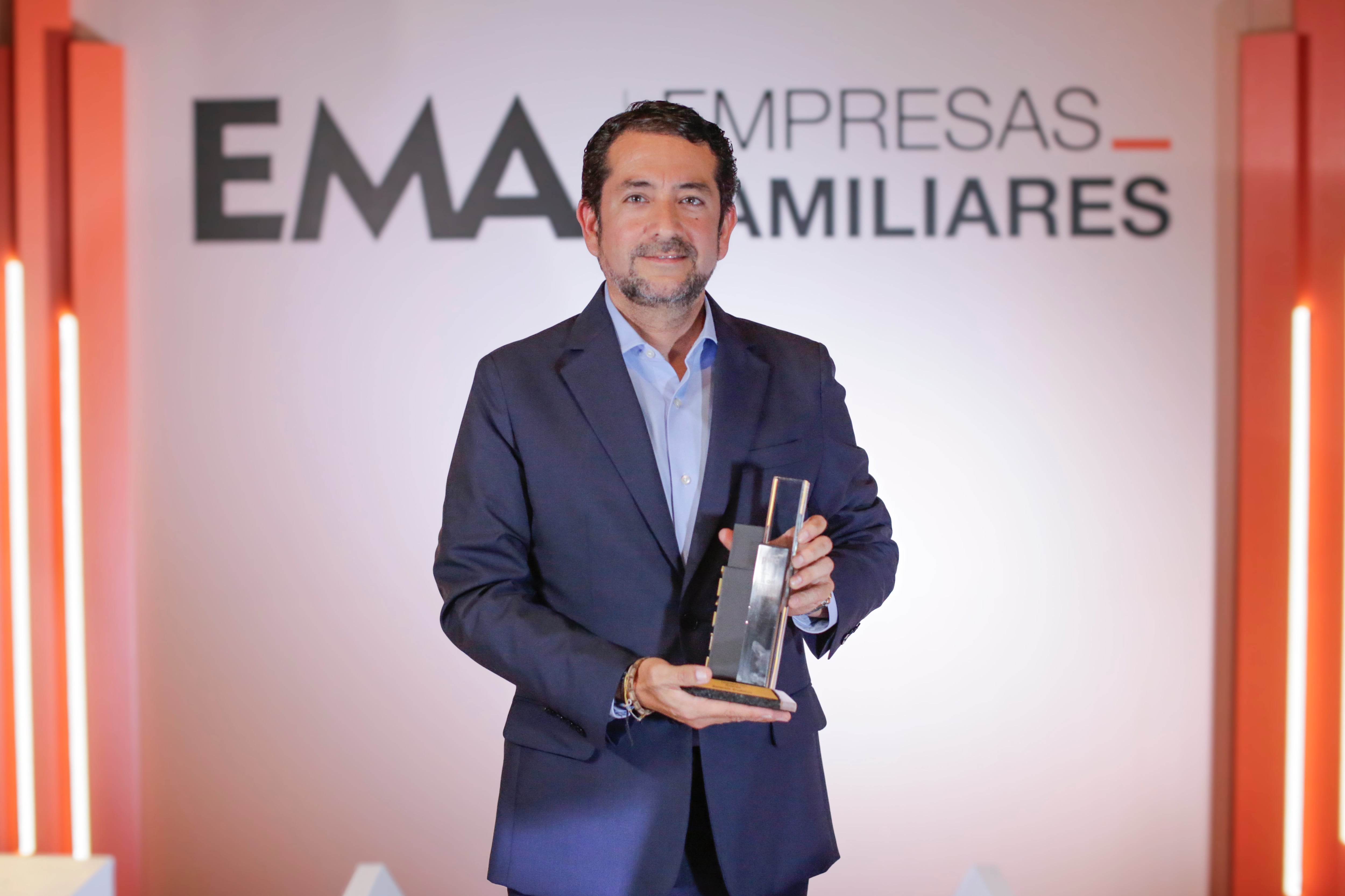 Víctor José Alfaro, gerente general de Sistemas Analíticos, recibió el premio EMA Empresas Familiares en la categoría Integridad y Valor Sostenible, el pasado 15 de octubre.
FOTOS: CESAR BUENO / @PHOTO.GEC