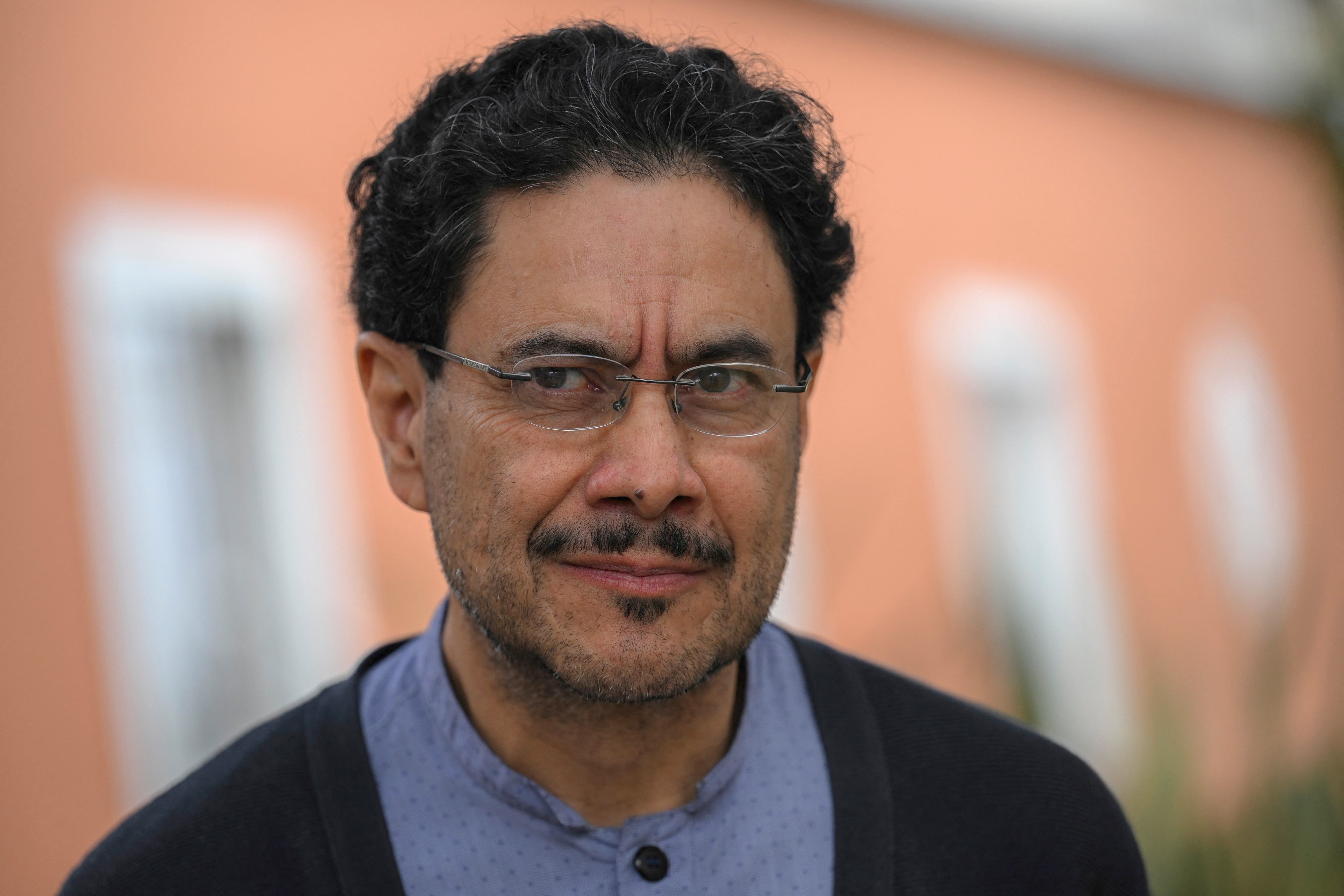 El senador colombiano Iván Cepeda hace un gesto durante una entrevista con AFP en Bogotá el 6 de agosto de 2025. (Foto de Luis ACOSTA / AFP).