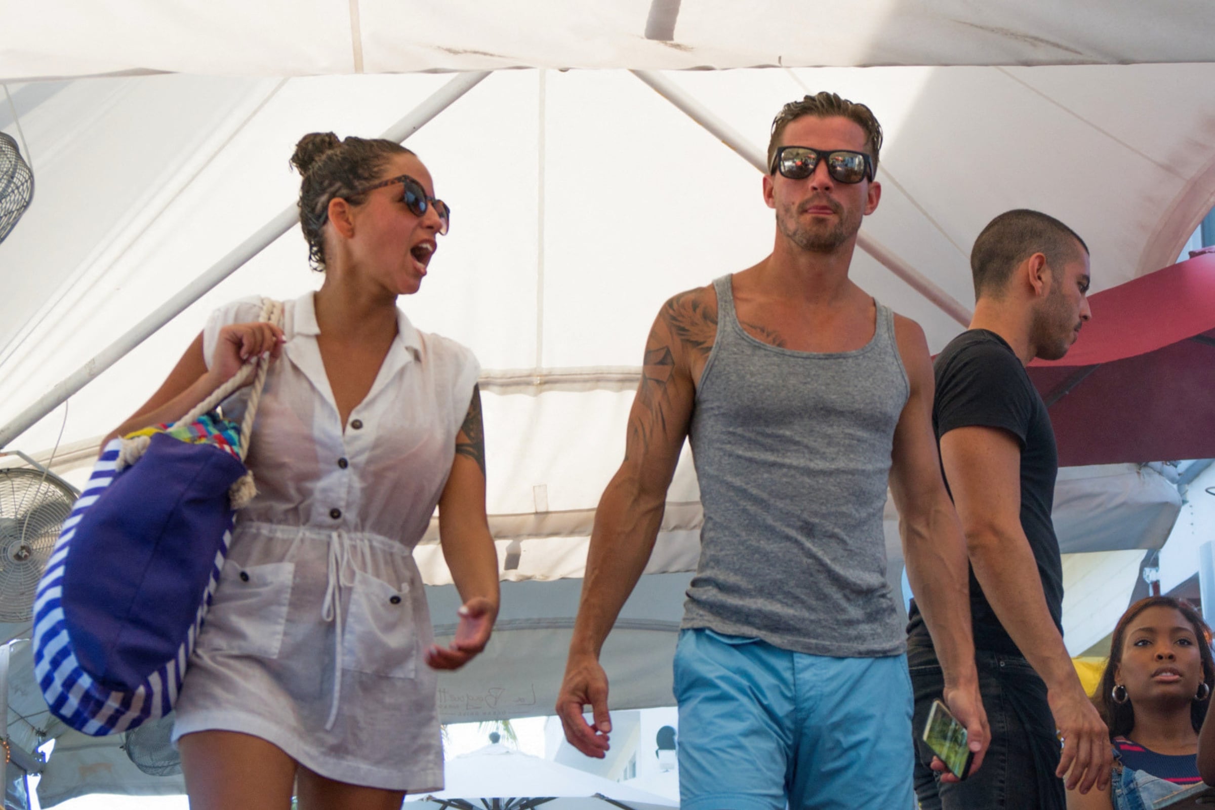 Ciudadanos de Miami caminando por una conocida calle del estado de Florida (Foto: AFP)