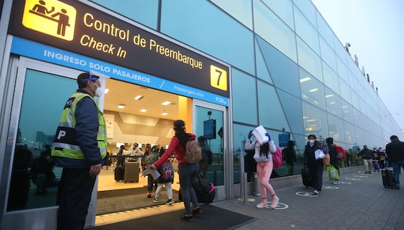 El titular del MTC, Raúl Pérez Reyes, se presentó en el Congreso para explica que las compensaciones a los pasajeros afectados por la paralización en el Aeropuerto Jorge Chávez se determinarán junto a Indecopi.