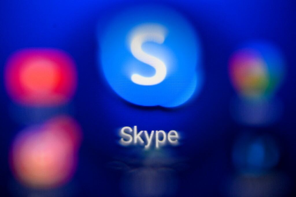 En la imagen, tomada el 18 de octubre de 2021 en Moscú, se ve el logotipo del sistema de telefonía por Internet Skype en la pantalla de una tableta. (Foto Kirill KUDRYAVTSEV / AFP)