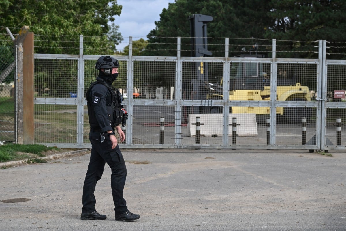 Un policía custodia la entrada a la base de la RAF Fairford, al suroeste de Inglaterra, el 27 de septiembre de 2026, mientras la policía antiterrorista británica investiga un incidente cerca de la base en el pueblo de Whelford. Foto: JUSTIN TALLIS / AFP