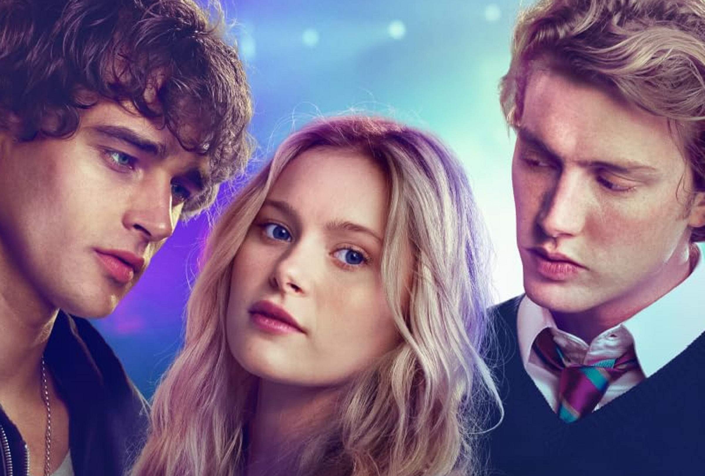 Pepe Barroso como James, Mia Jenkins como June y Luca Melucci como Will en el drama romántico “Love Me Love Me" (Foto: Amazon Prime Video)