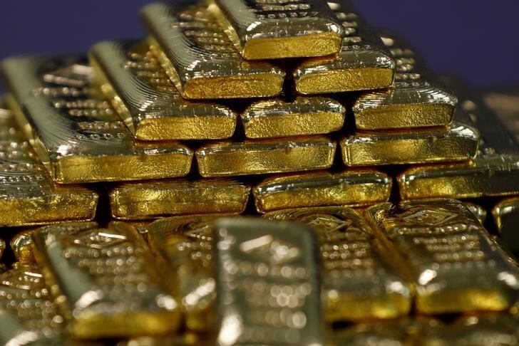 El oro, a menudo utilizado como depósito seguro de valor en tiempos de incertidumbre política y financiera, subió un 3.4% el viernes, su mayor alza diaria en siete meses. (Foto: Reuters)