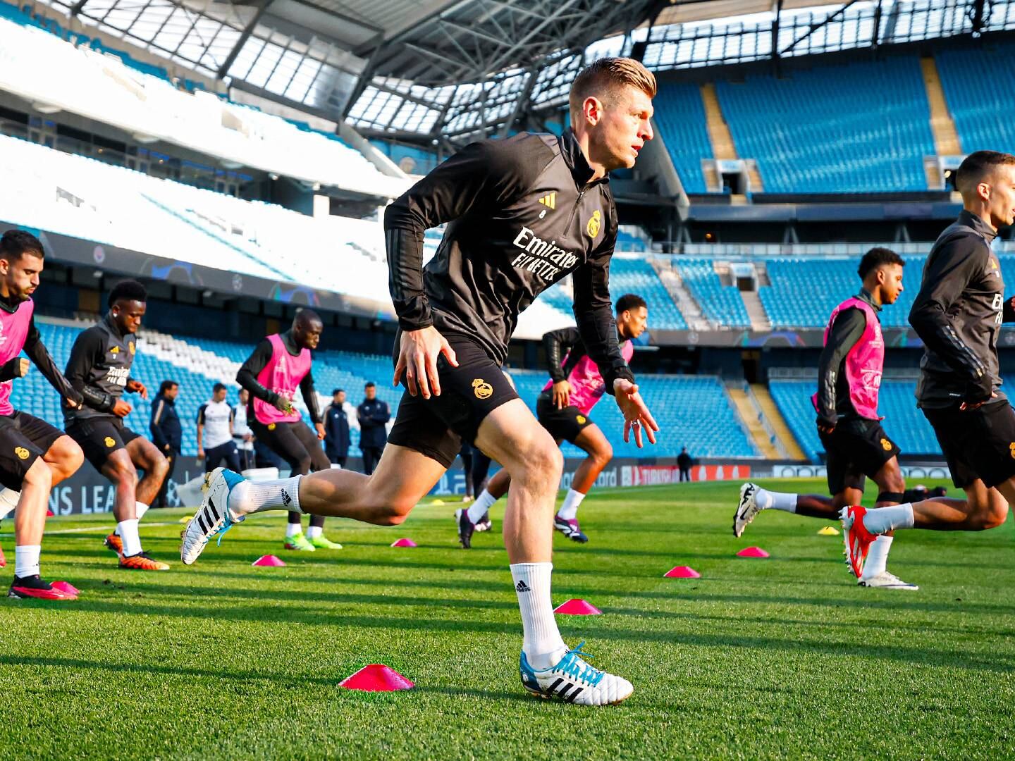 Toni Kroos y el resto de jugadores del Real Madrid quedaron listos para enfrentar al Manchester City por la vuelta de la Champions League. (Foto: Twitter/@realmadrid)
