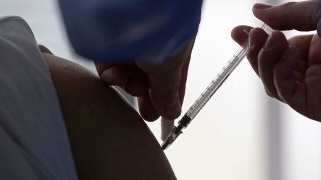 Decretos provacuna elevan inmunización en EE.UU., pero aún enfrentan resistencia