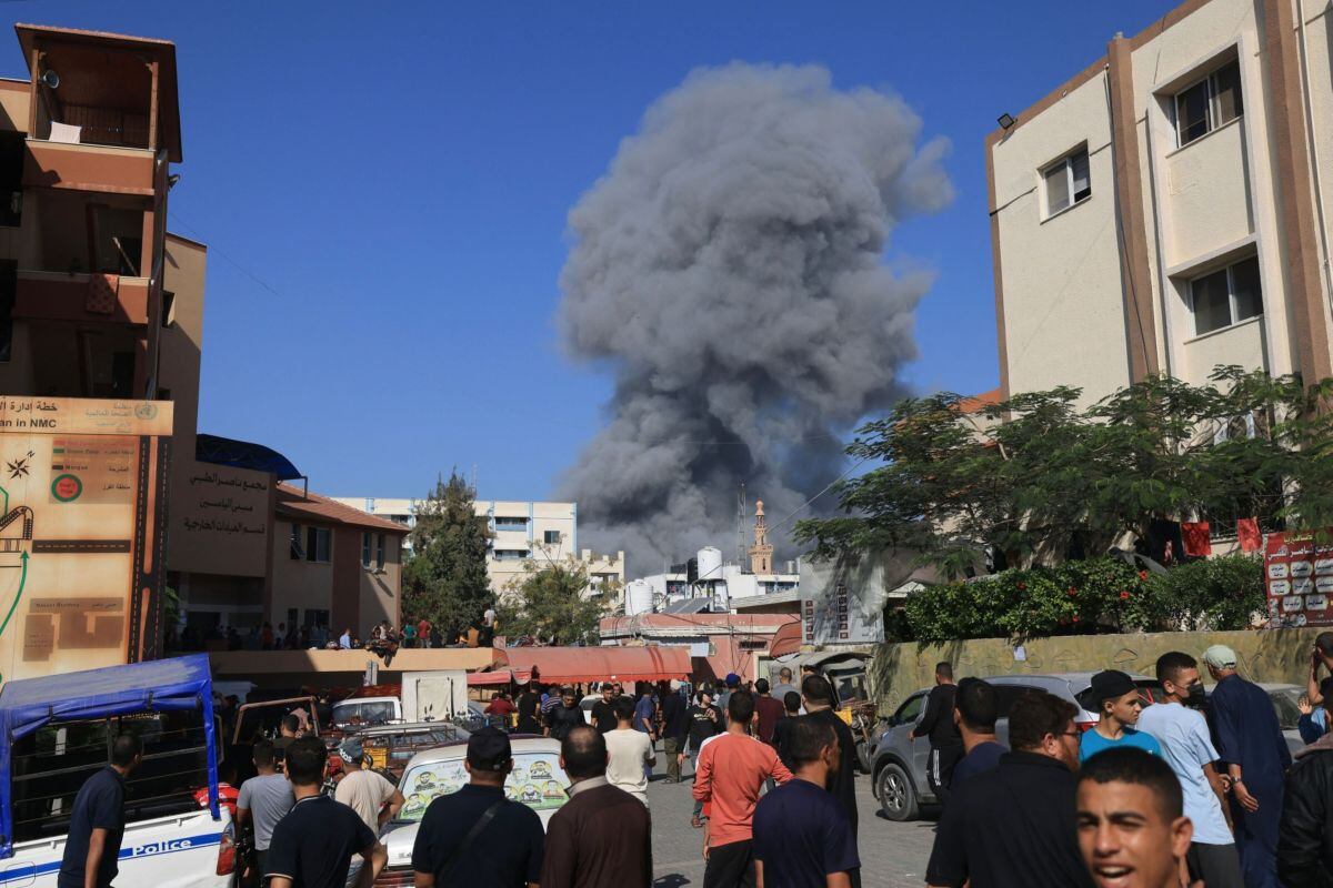 Ciudadanos observan cómo el humo y el polvo ascienden tras un ataque aéreo en Khan Yunis, Gaza, el 26 de octubre. Fotógrafo: Mahmud Hams/AFP/Getty Images