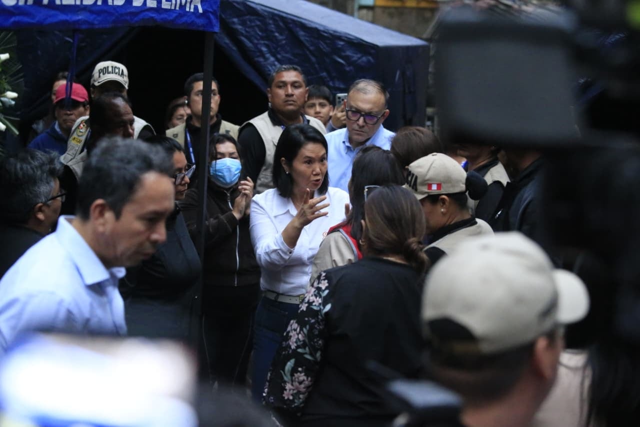 Keiko Fujimori visita a familias afectadas por incendio en La Victoria. Foto: GEC.