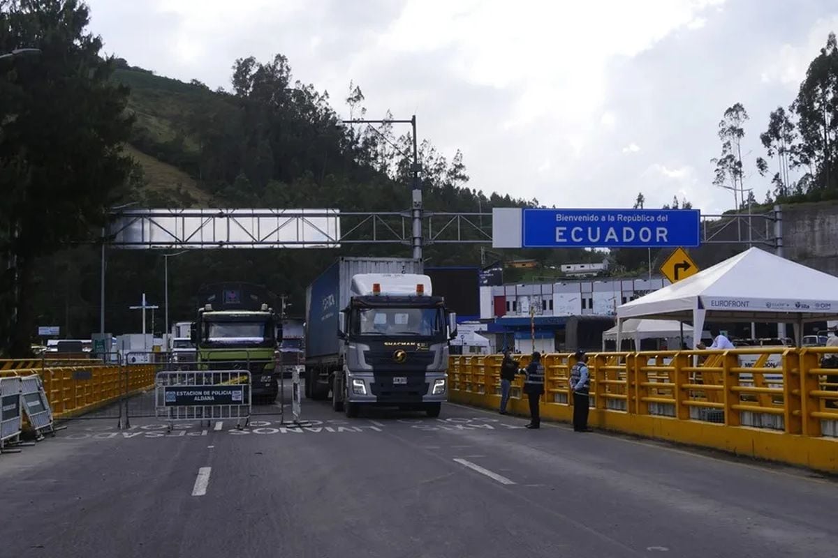 Fotografía de archivo de camiones que cruzan la frontera de Ecuador y Colombia. Foto: EFE/ Xavier Montalvo