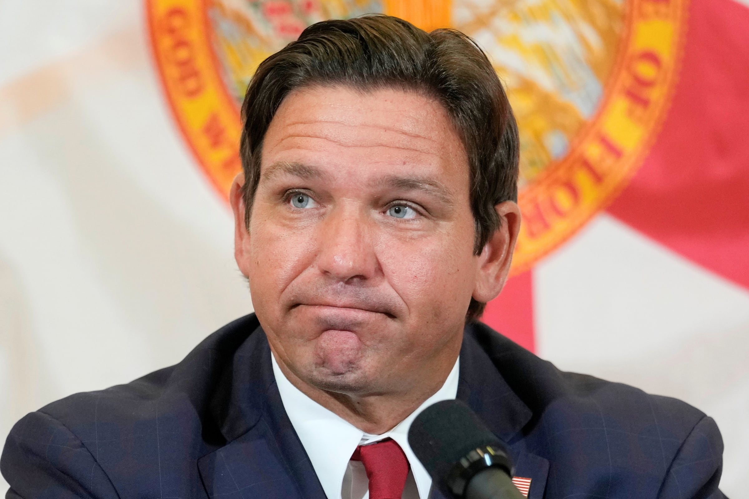El gobernador de Florida, Ron DeSantis, ha firmado una ley que cambiará un detalle clave en la forma cómo se suben los impuestos a la propiedad (Foto: AP)