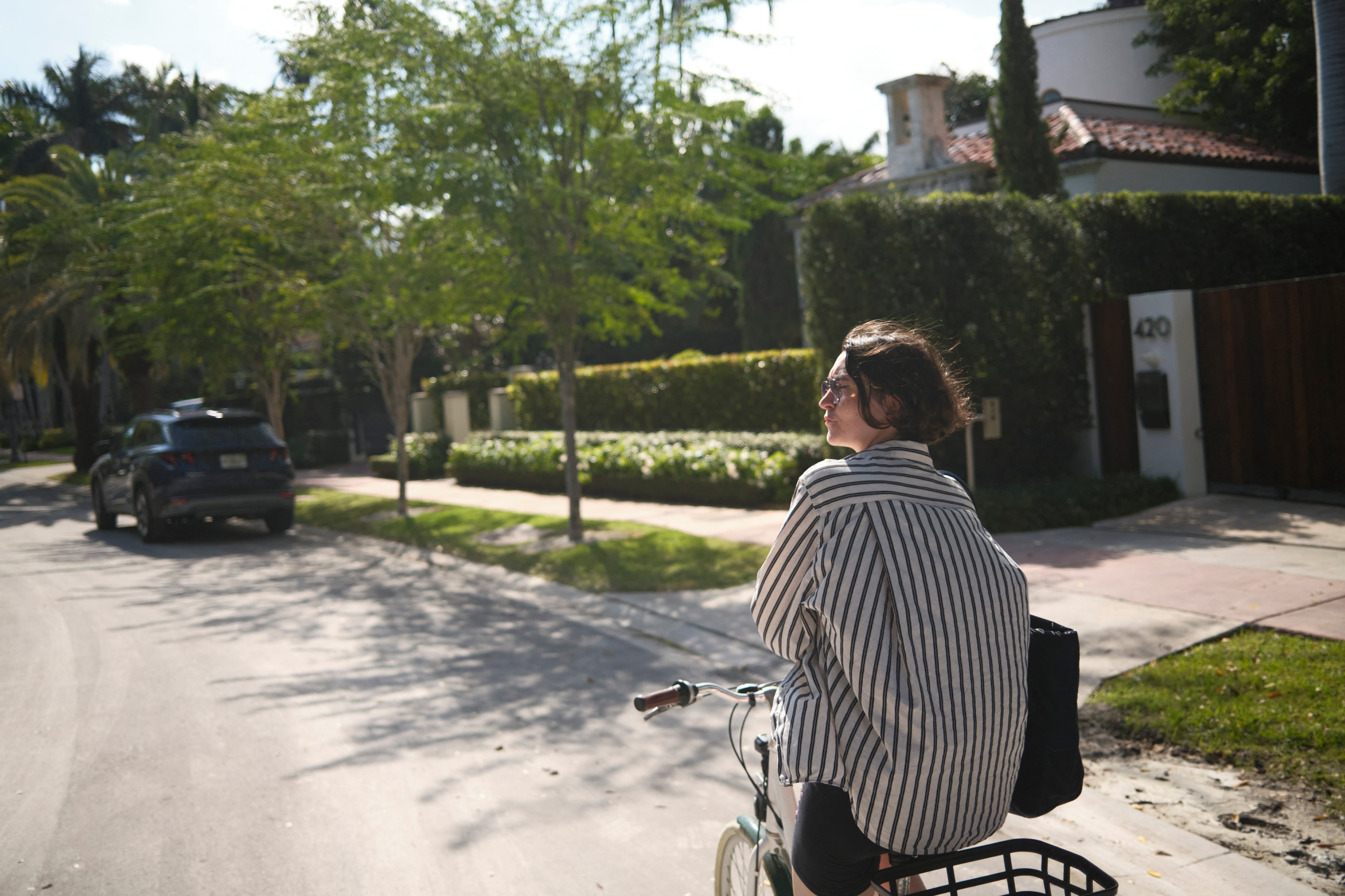 Una joven mirando las casas de un barrio en Miami, Florida (Foto: LB Studios / Connect Images via AFP)
