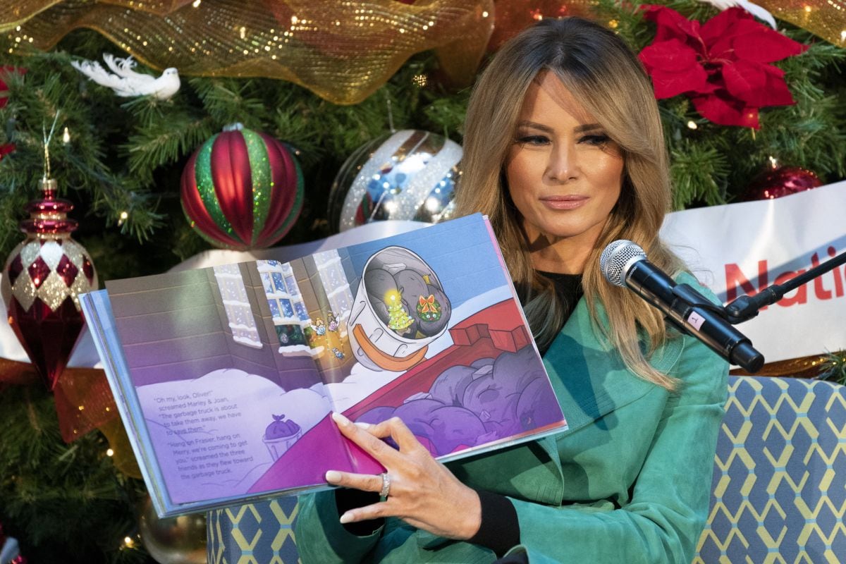 Cuando Melania Trump leyó un libro navideño a los niños pacientes del Hospital Nacional de Niños el 15 de diciembre de 2020 en Washington, DC. (Foto: Jacquelyn Martin / POOL / AFP)
