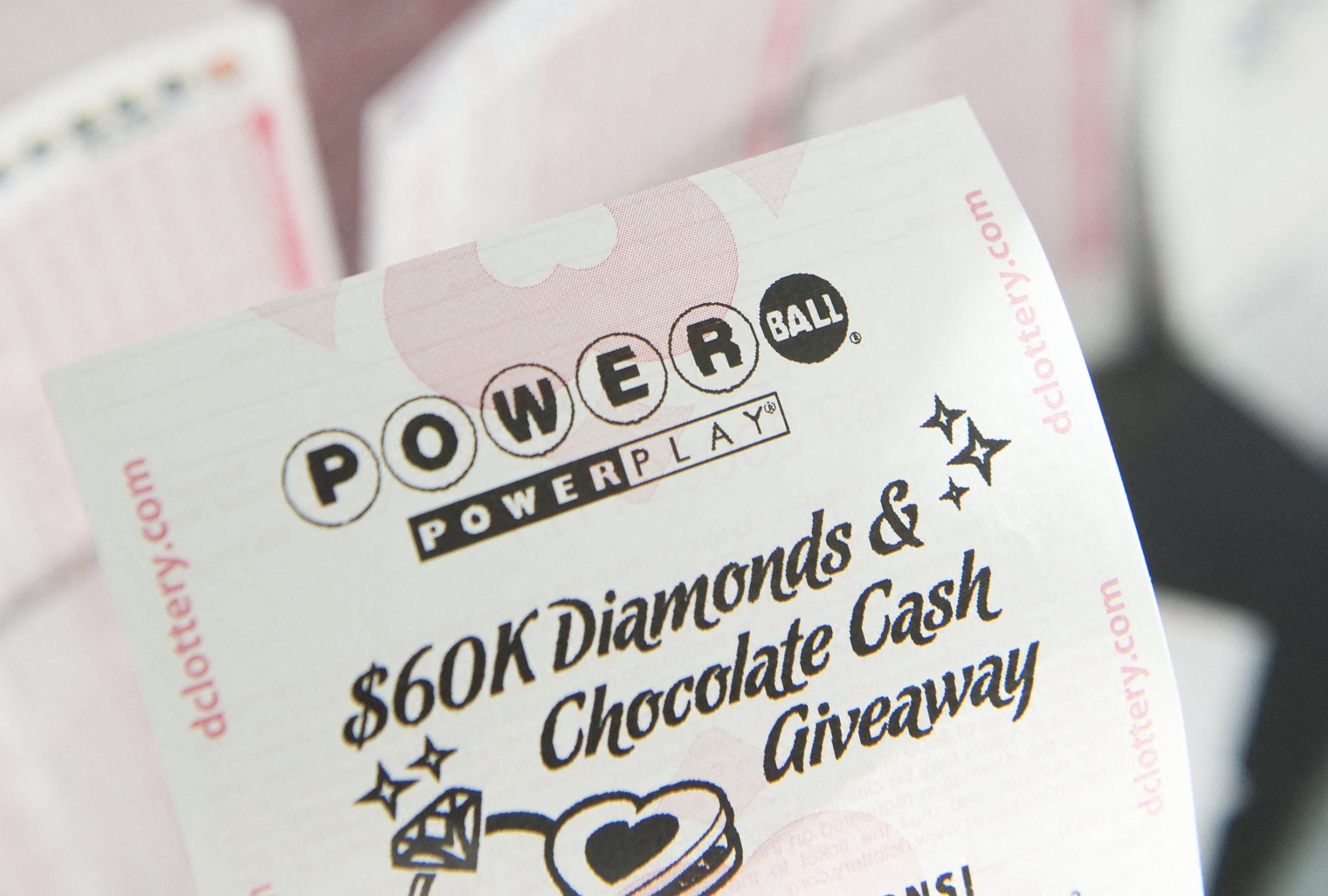 Revisa esta nota para que descubras quién ganó el Powerball hoy, lunes 20 de abril, en EE.UU. (Foto: SAUL LOEB / AFP)