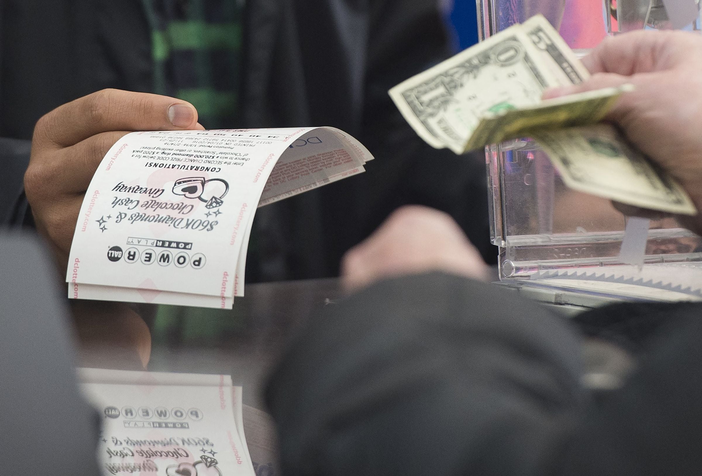 Desempeño. Solo en lo que va del 2026, el billete verde ha perdido 0.30% frente al sol. (Foto: Saul Loeb / AFP)